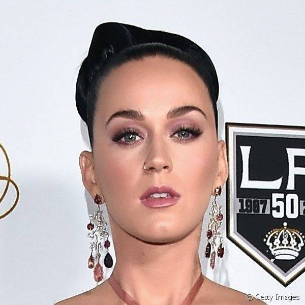 Katy Perry fez uma maquiagem com sombra e batom rosados para um baile de gala em Los Angeles, deixando o look super feminino